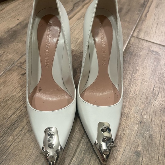 Alexander McQueen White Leather Pumps with Silver Accents